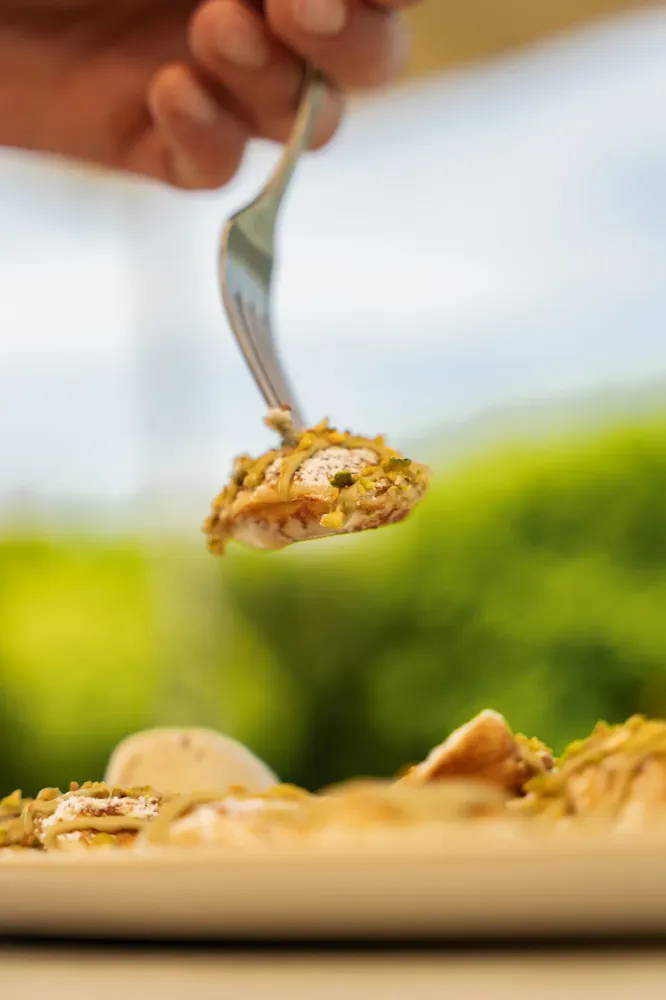 Gros plan d'une fourchette prenant une part de crêpe